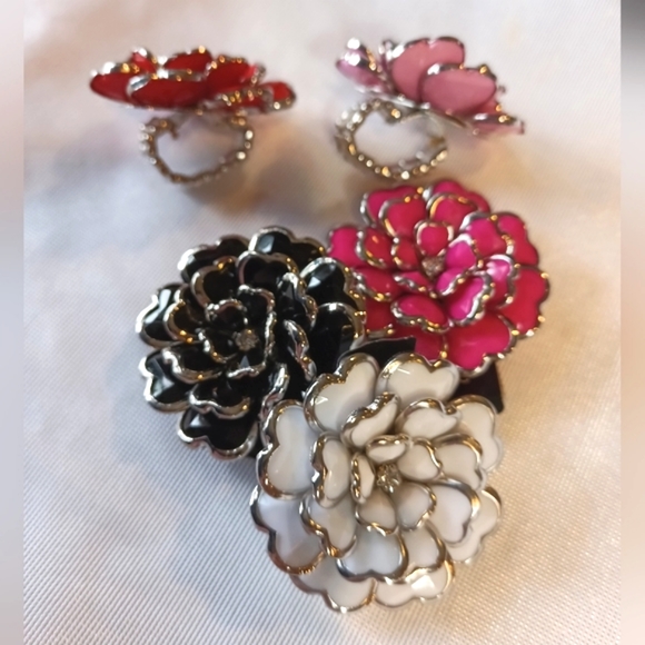 NWT Pretty large flower ring 5 for $33 or $8 each. Stretch: one size fits most - Picture 3 of 6